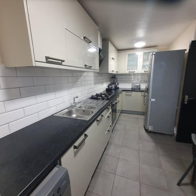 Апартаменты 3Beds Family Friendly In London With Good Transport Links Экстерьер фото