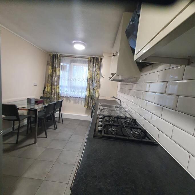 Апартаменты 3Beds Family Friendly In London With Good Transport Links Экстерьер фото
